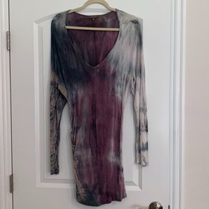 Tie-dye fitted short dress with low neck